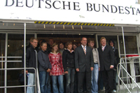 Vor dem Bundestagsmobil